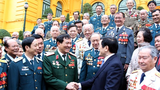 Президент Чыонг Тан Шанг встретился с ветеранами ВВС Вьетнама