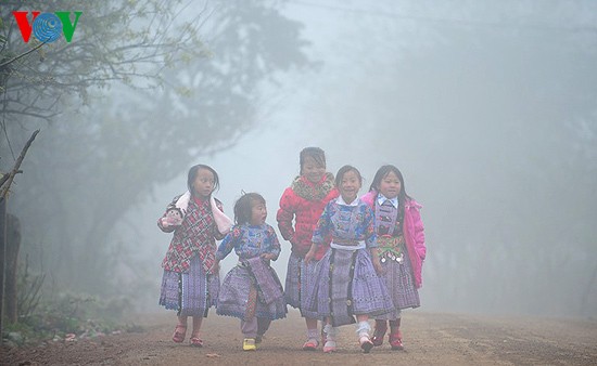Весна и дети народности Монг