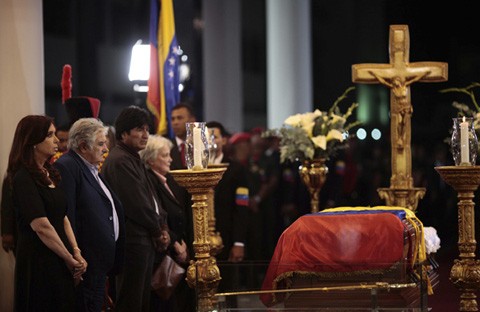 Венесуэлцы готовятся к траурной церемонии в связи со смертью Уго Чавеса