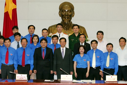 Премьер провёл рабочую встречу с членами ЦК СКМ имени Хо Ши Мина