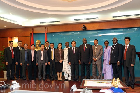 Вьетнам и Нигер активизируют сотрудничество в области информации и коммуникаций