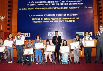США предоставят вьетнамским инвалидам $9 млн для слияния с обществом