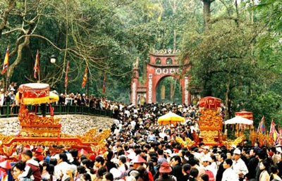 Оживлённая атмосфера на празднике в храме королей Хунгов
