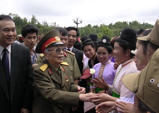 Генерал армии Во Нгуен Зяп во время возвращения в Диенбиенфу