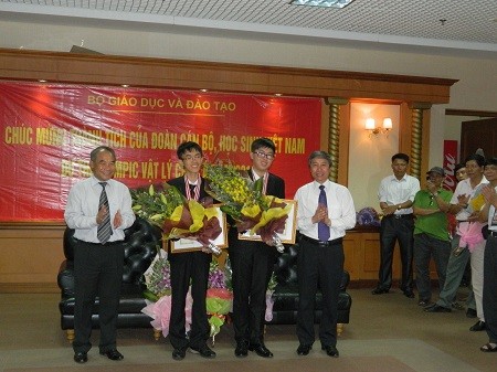 Вручение призов сборной Вьетнама, добившейся блестящих успехов на Азиатской олимпиаде по физике
