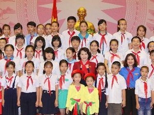 Нгуен Тхи Ким Нган встретилась с пионерами-представителями движения «Тысяча добрых дел»