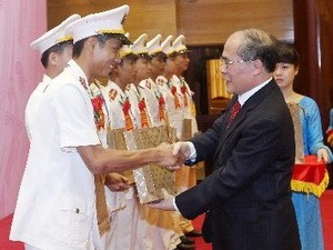 Спикер вьетнамского парламента встретился с представителями примерных молодых милиционеров