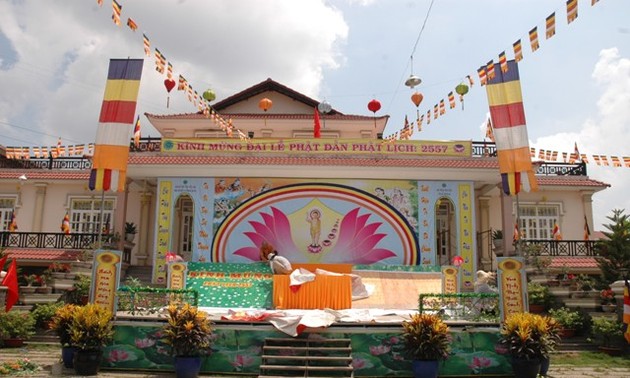 Во Вьетнаме проходят различные мероприятия в честь Дня рождения Будды