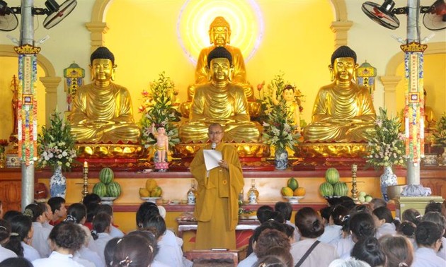 Во Вьетнаме отмечается 2557-летие со дня рождения Будды