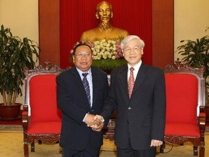 Генсек ЦК КПВ принял делегацию ЦК Фронта национального строительства Лаоса