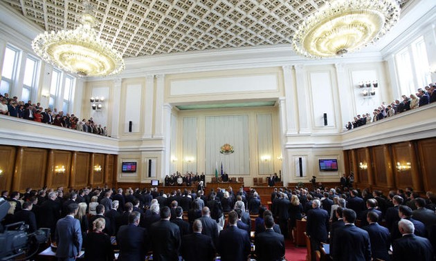 Болгарский парламент избрал новое правительство страны