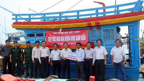 Вручено 400 млн донгов рыбаку из провинции Куангнгай для строительства нового судна