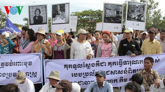Камбоджийцы вышли на улицы в знак протеста против искажения истории страны