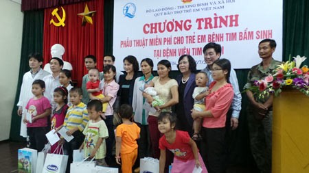 Нгуен Тхи Ким Нган передала подарки больным детям Ханойской кардиологической больницы