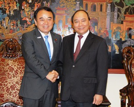 Вице-премьер Нгуен Суан Фук встретился с замминистра внутренных дел и коммуникаций Японии