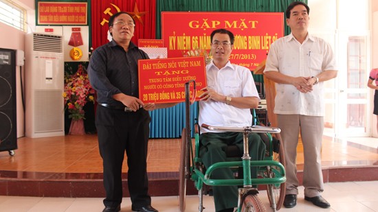 Делегация Голоса Вьетнама навестила больных инвалидов, находящихся в лечении в санитарном центре