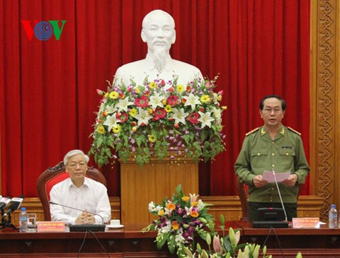 Генсек ЦК КПВ Нгуен Фу Чонг провёл рабочую встречу с руководителями МОБ