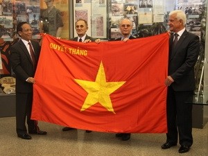 Вручена Центральному музею ВС РФ копия воинского знамени ВНА