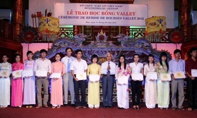 В городе Хюэ вручены 214 стипендий «Валлет» отличникам