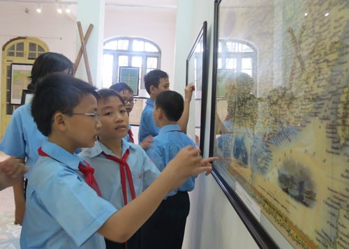 Выставка редких документов об островах Чыонгша и Хоангша