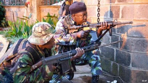 Кенийские военные взяли под контроль торговый центр в Найроби