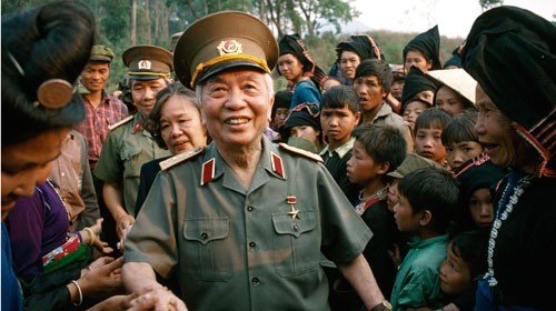 Мировая общественность воспевает талант и высокие моральные качества генерала Во Нгуен Зяпа