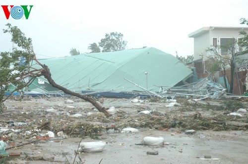 В Центральном Вьетнаме все силы брошены на ликвидацию последствий тайфуна «Нари»