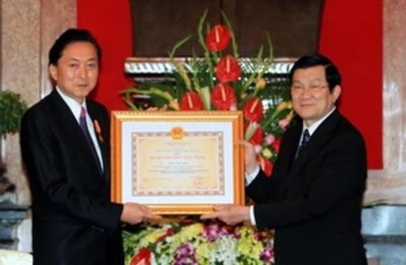 Президент СРВ Чыонг Тан Шанг принял экс-премьера Японии