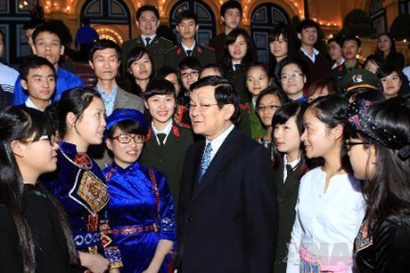 Президент СРВ принял школьников- и студентов-отличников-представителей нацменьшинств