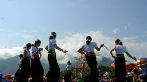 Танец “суе” народности Тхай на земле Мыонгшо