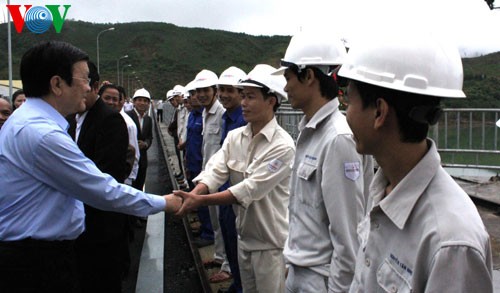 Президент СРВ Чыонг Тан Шанг посетил переселенцев в провинции Куангнам