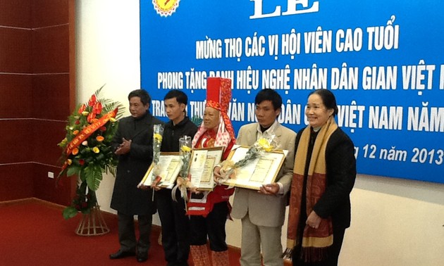 В Ханое вручены призы победителям конкурса народного искусства 2013 года