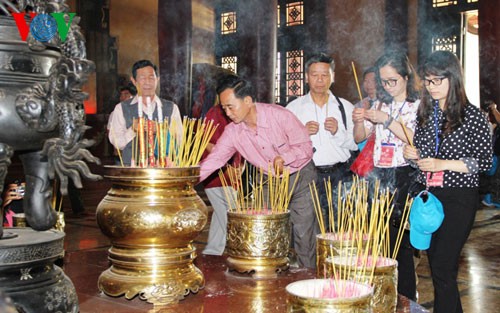 Вьетнамские эмигранты зажгли благовония в храме павших фронтовиков Бензыок