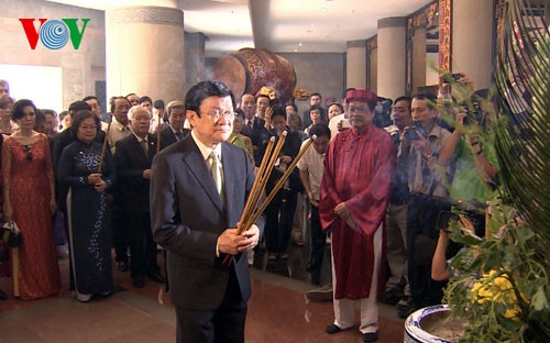 Президент СРВ Чыонг Тан Шанг возжигал благовония в память о королях Хунгах 
