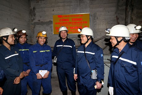 Вице-премьер Хоанг Чунг Хай посетил некоторые угольные компании в провинции Куангнинь