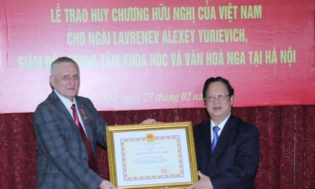 Во Вьетнаме вручили медаль Дружбы директору РЦНК в Ханое А. Лавреневу