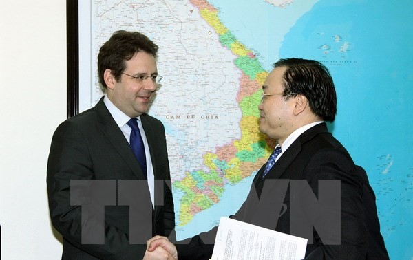 Вьетнам и Франция активизируют сотрудничество в сферах авиации, энергетики и инфраструктуры