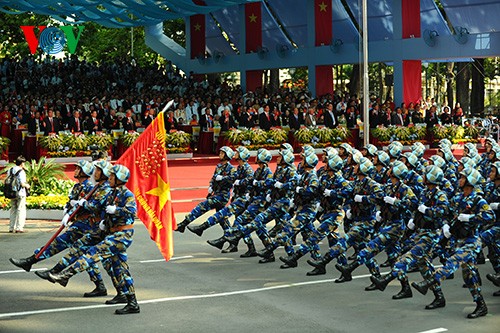 Военный парад в честь 40-летия cо Дня воссоединения Вьетнама