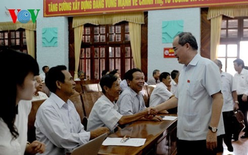 Глава Отечественного Фронта Вьетнама встречается с избирателями провинции Бакзянг