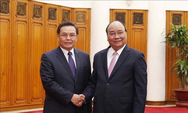 Нгуен Суан Фук принял председателя ЦК Фронта национального строительства Лаоса 