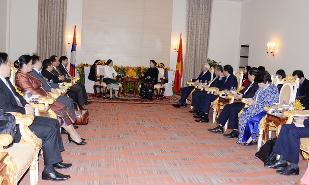 Председатель НС СРВ встретилась со спикером лаосского парламента