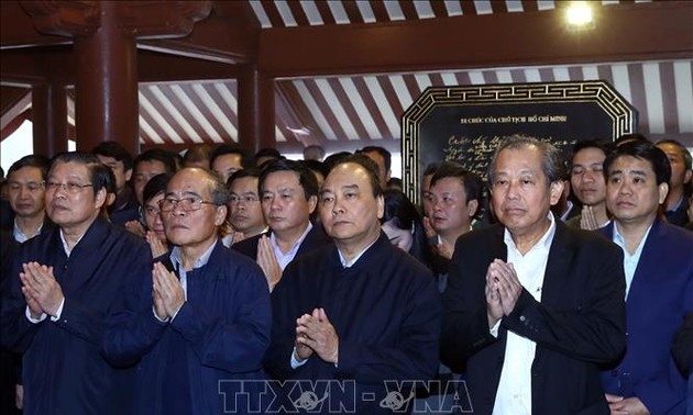 Премьер-министр Нгуен Суан Фук зажёг благовония в память о президенте Хо Ши Мине