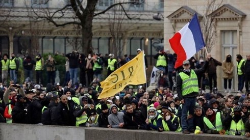 Во Франции сторонники движения «Желтых жилетов» опять вышли на улицу