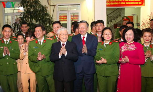 Нгуен Фу Чонг поздравил коллективы, находившиеся на службе в ночь на новый год