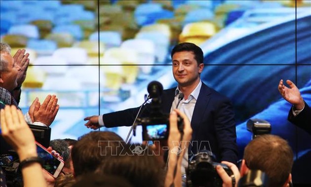 Руководители ряда стран поздравили Зеленского с победой на выборах президента Украины