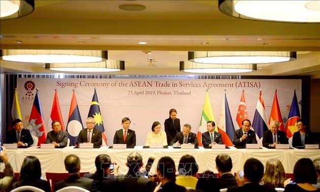 Министры экономики АСЕАН подписали два документа о сотрудничестве в сферах торговли услугами и инвестиций