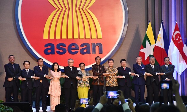 Церемония поднятия флага АСЕАН, приуроченная к празднованию 52-й годовщины образования Ассоциации