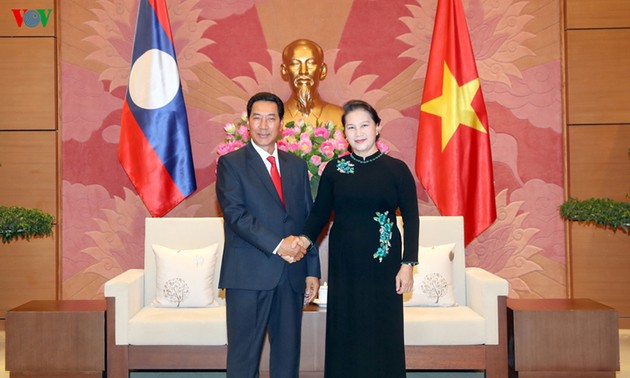 Председатель Нацсобрания Вьетнама приняла вице-спикера лаосского парламента 