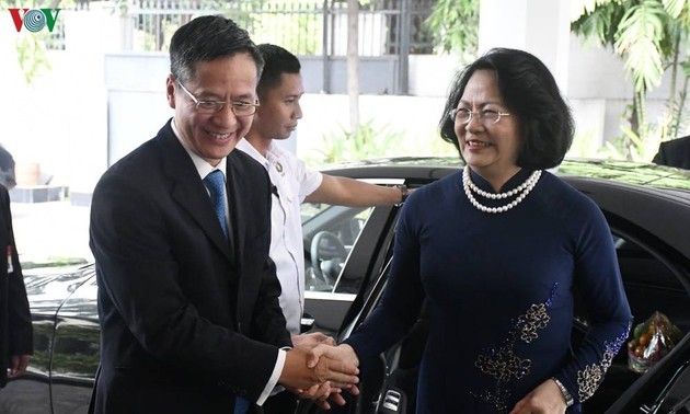 Вице-президент Вьетнама Данг Тхи Нгок Тхинь посетила посольство Вьетнама в Индонезии