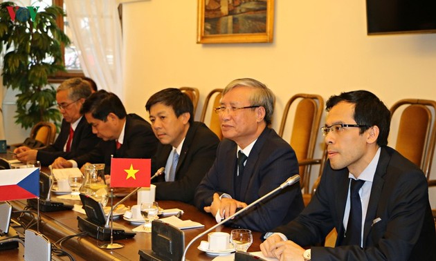 Постоянный член Секретариата ЦК КПВ Чан Куок Выонг совершил рабочий визит в Чехию